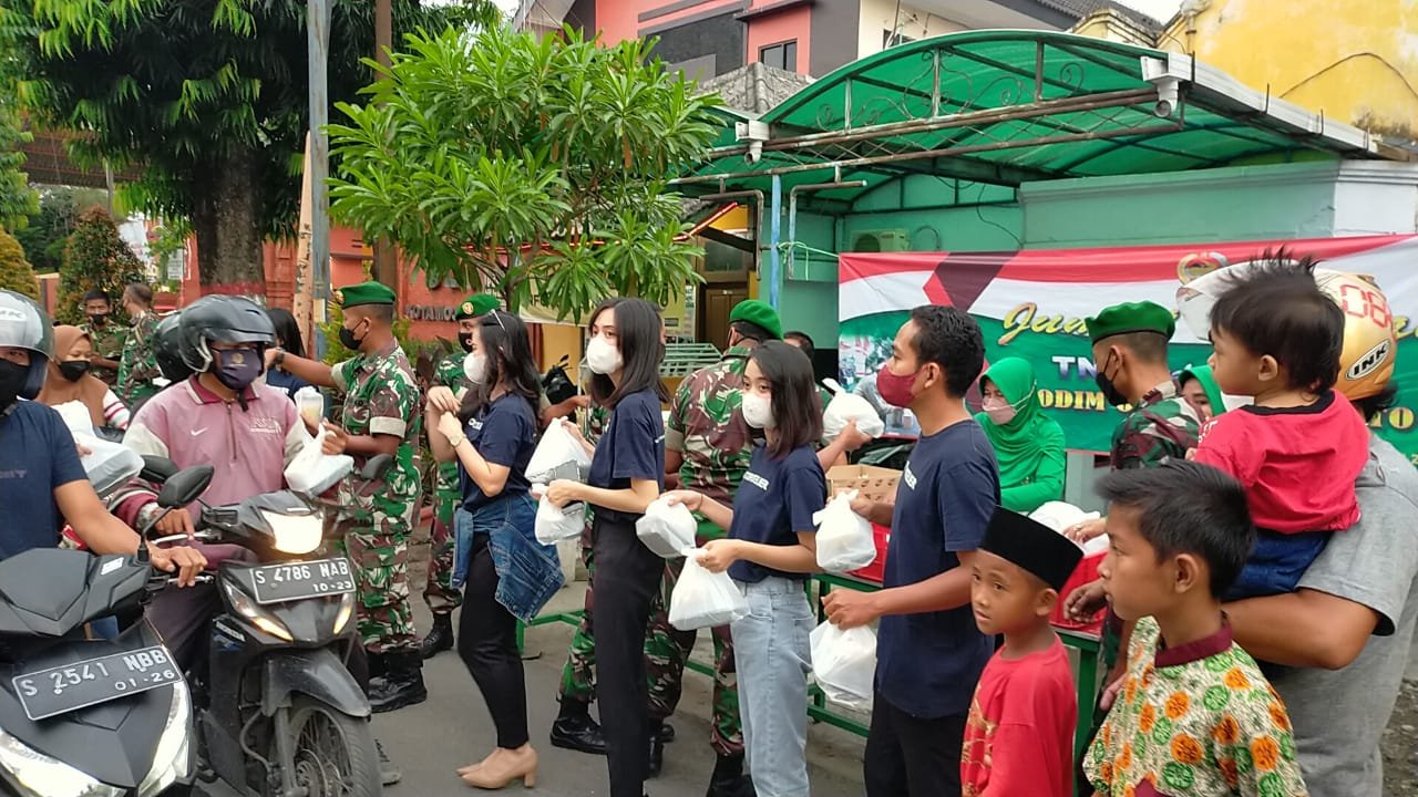 Jum'at Berkah TNI Peduli Sesama, Kodim 0815/Mojokerto Bagikan 1.800 Paket Takjil
