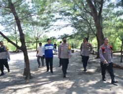 LEBARAN HARI KEDUA, KAPOLRESTA SIDOARJO PANTAU OBJEK WISATA BAHARI TLOCOR