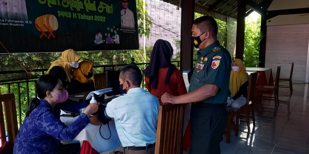 Wisatawan Ramai, Babinsa Warugunung Turun Gunung