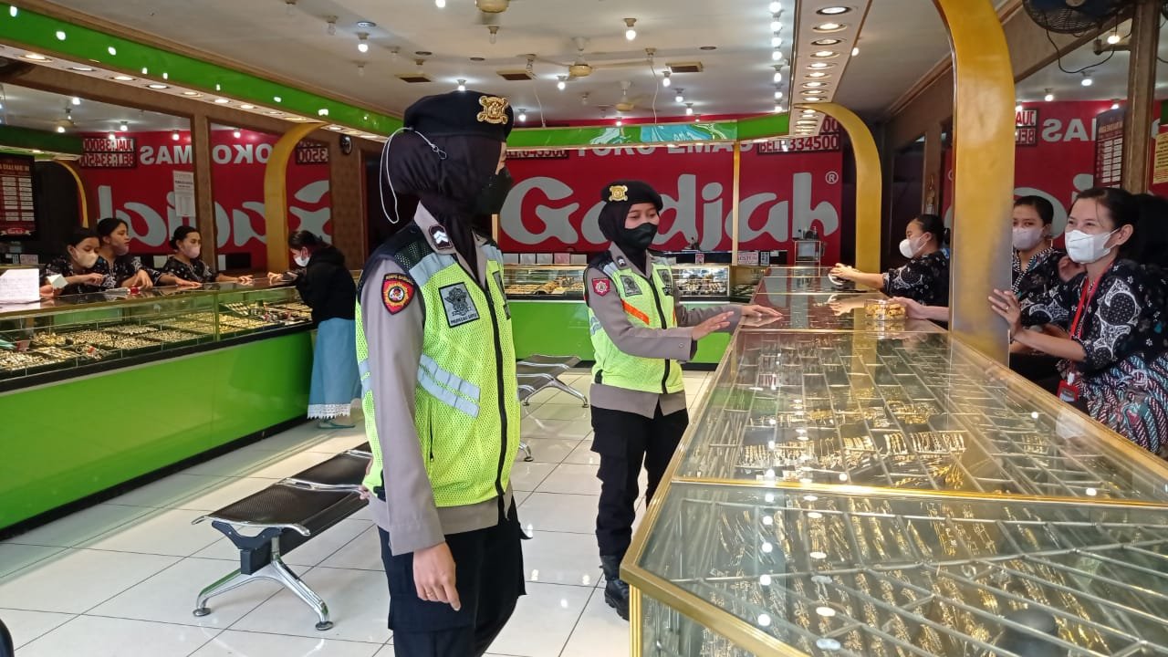 Cegah Gangguan Kamtibmas, Polwan Polres Mojokerto Laksanakan Patroli Jumat