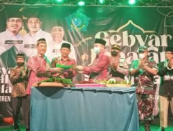 Perdana Malam Gebyar Lebaran SidoBangkit 2022, Syukuran Dan Bancaan Tumpeng Godo Roti Setinggi Dua Meter Serta Pemotongan Tumpeng Di Tandai Pembukaan Pasar UMKM  Di Lapangan Desa Kemantren – Tulangan Kabupaten Sidoarjo