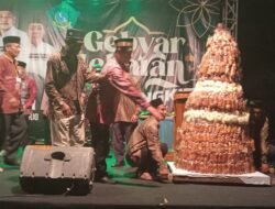 Perdana Malam Gebyar Lebaran SidoBangkit 2022, Syukuran Dan Bancaan Tumpeng Godo Roti Setinggi Dua Meter Serta Pemotongan Tumpeng Di Tandai Pembukaan Pasar UMKM  Di Lapangan Desa Kemantren - Tulangan Kabupaten Sidoarjo