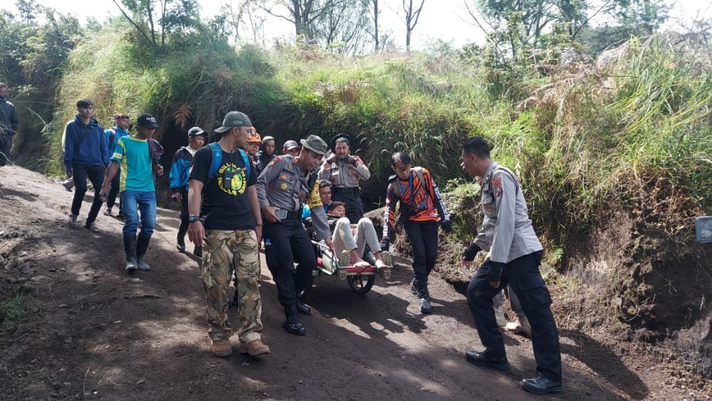 Polres Bondowoso dan Tim Evakuasi Temukan Pendaki Gunung Ijen yang Hilang Dalam Kondisi Selamat