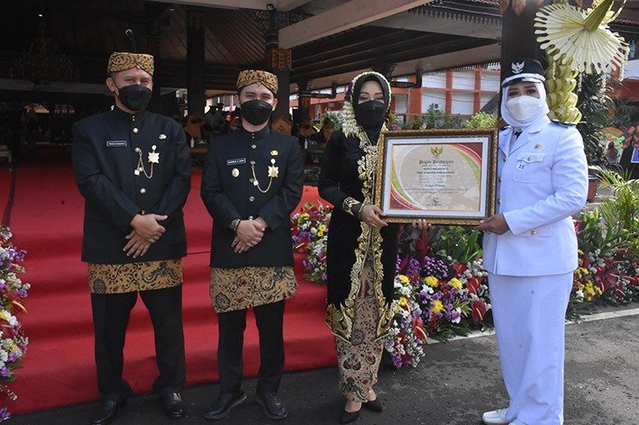 Pertama dalam Sejarah, Kades Brangkal Dapat Penghargaan Lunas Pajak dari Bupati Mojokerto