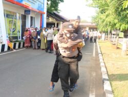 Layani Sepenuh Hati, Polisi Tuban Gendong Warga Disabilitas Saat Penyaluran Bantuan Tunai