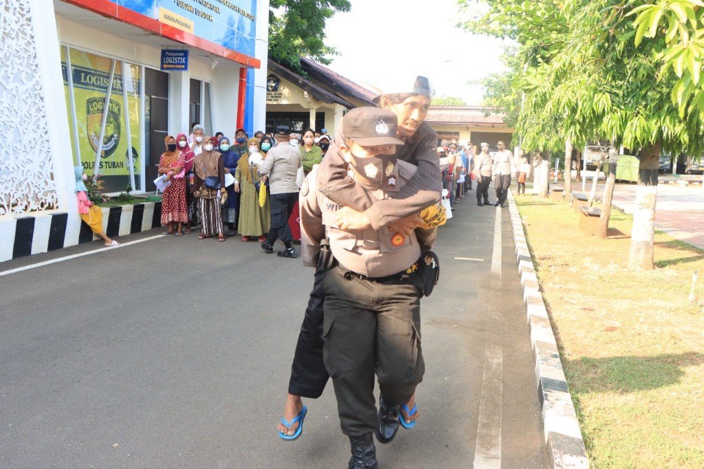 Layani Sepenuh Hati, Polisi Tuban Gendong Warga Disabilitas Saat Penyaluran Bantuan Tunai