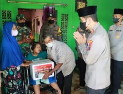 Senyum Nurul Maulidah Menerima Kursi Roda dan Bansos dari Kapolresta Mojokerto