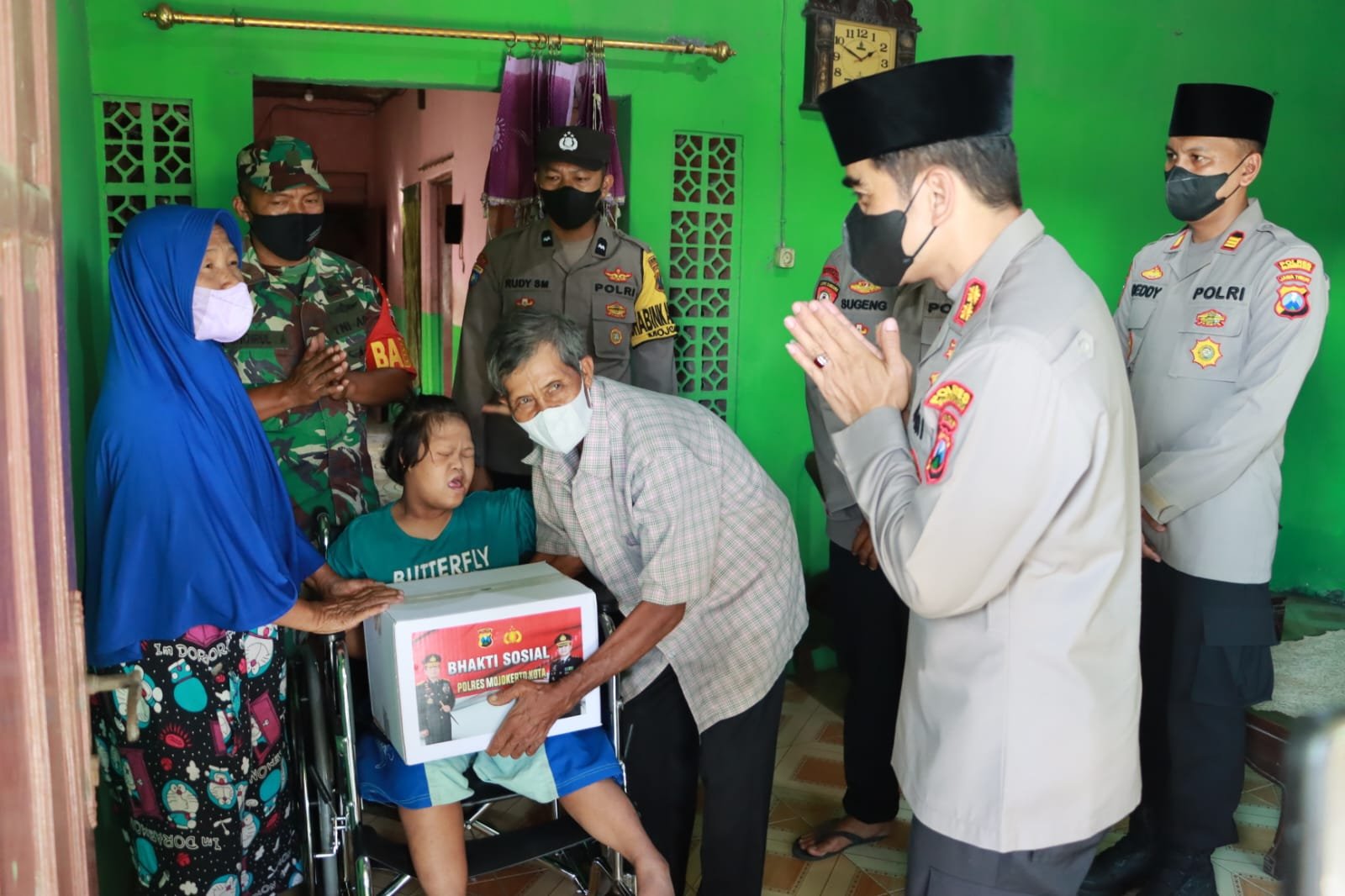 Senyum Nurul Maulidah Menerima Kursi Roda dan Bansos dari Kapolresta Mojokerto