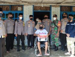 Kapolresta Mojokerto Beri Kursi Roda dan Doakan Kesembuhan Bapak Syair