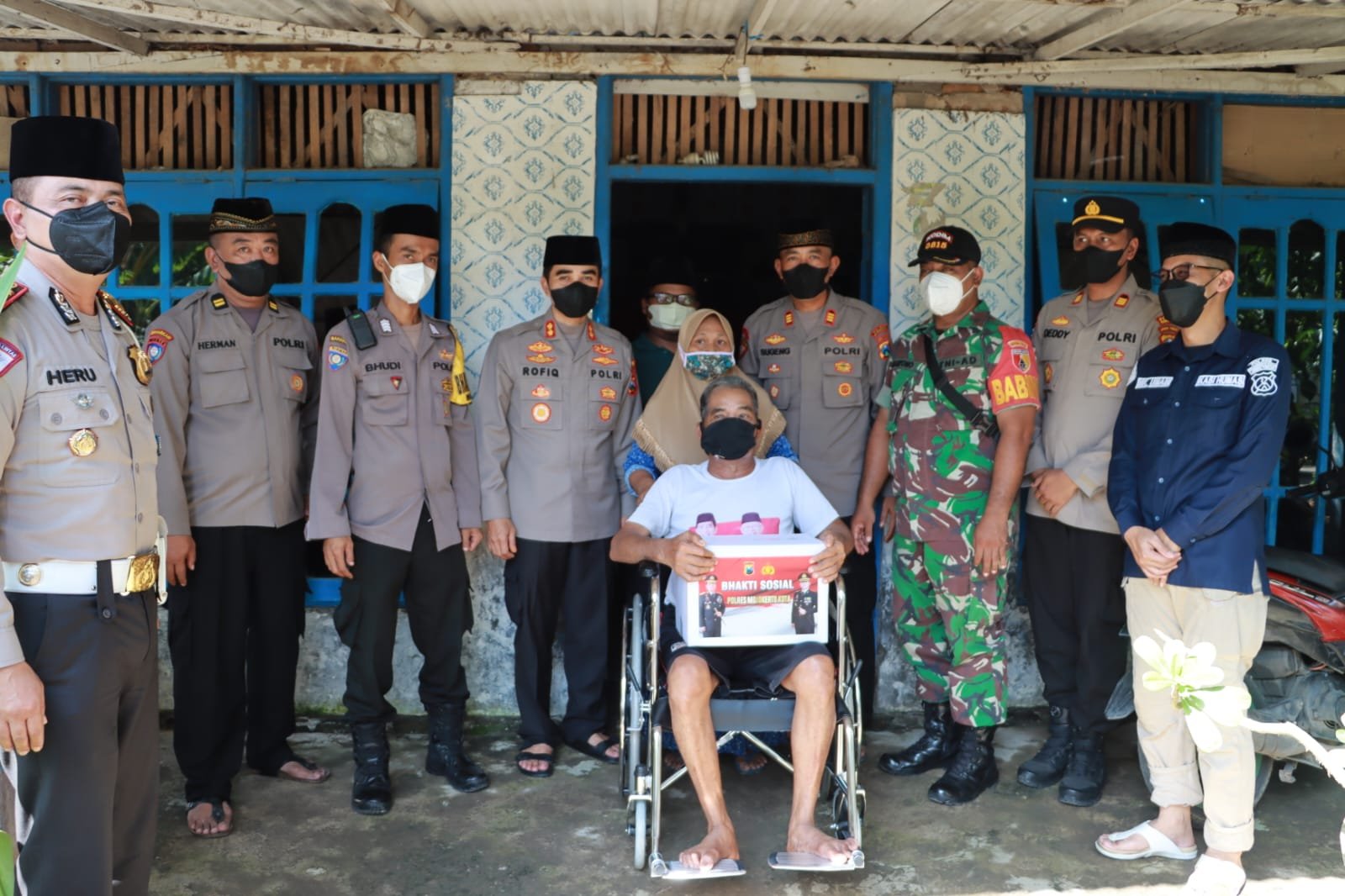 Kapolresta Mojokerto Beri Kursi Roda dan Doakan Kesembuhan Bapak Syair