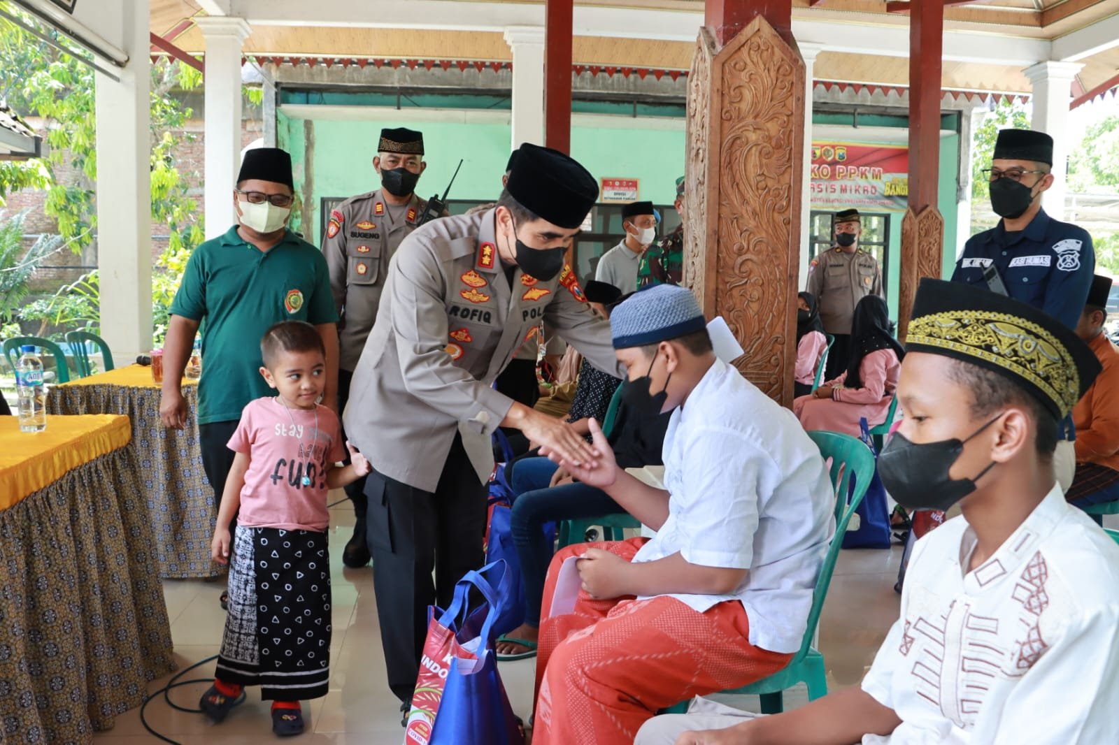 Kapolresta Mojokerto Bagikan Bansos untuk Anak Yatim Piatu di Mojopilang