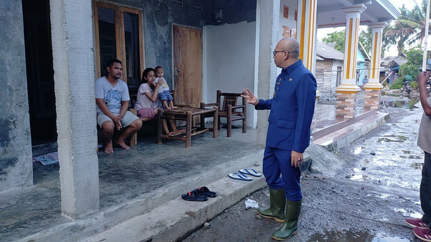 Sekda Tanggamus Kunjungi SDN 3 Pasar Madang dan 9 Rumah Warga yang Alami Kerusakan Akibat Terjangan Ombak