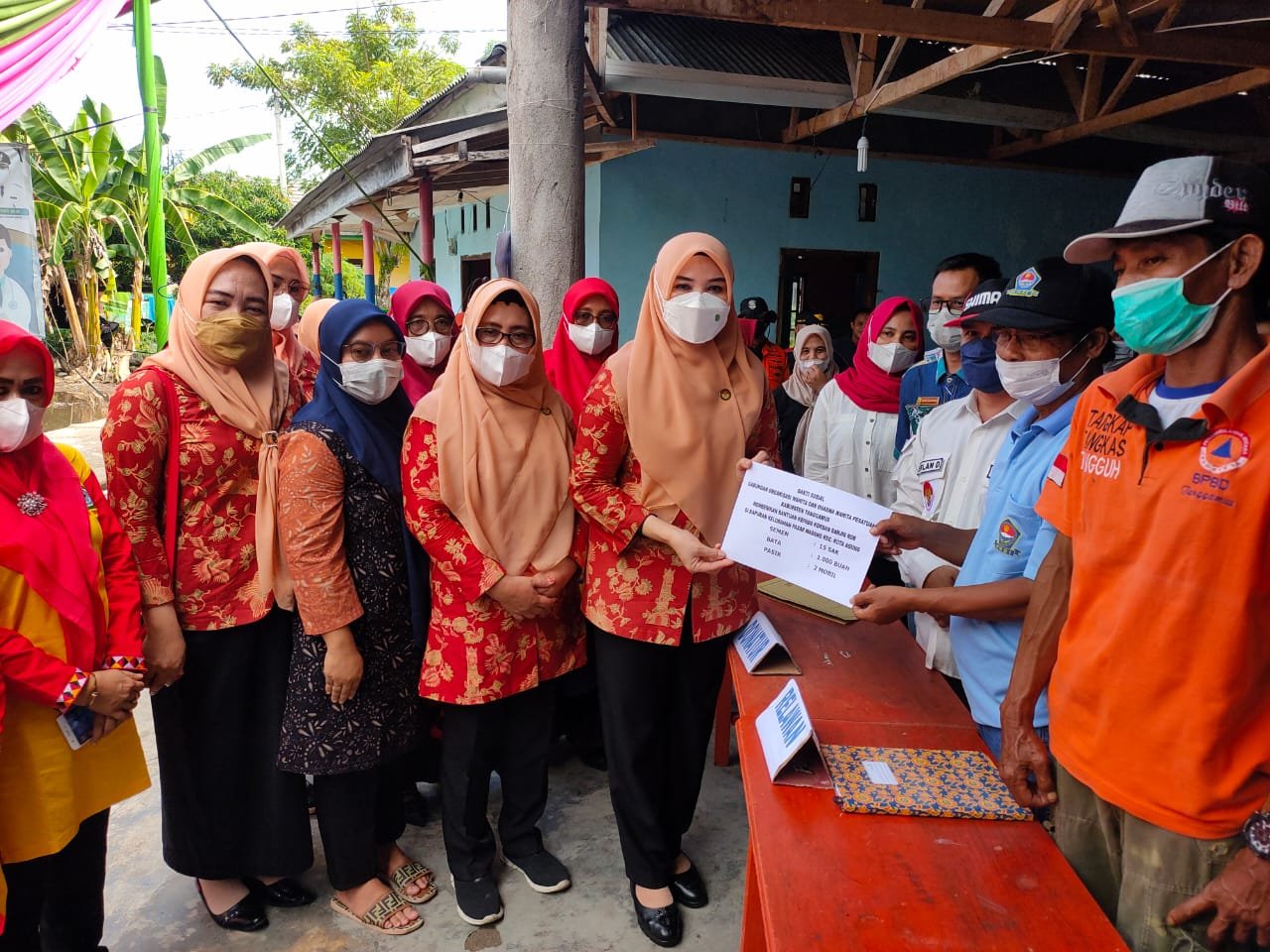 Terdampak Banjir, Ketua Gabungan Organisasi Wanita Berikan Bantuan