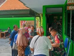 Hari Kedua Antusias Warga Mendapatkan BLT Dari Kodim 0816/Sidoarjo Di Halaman Koramil 0816/07 Krembung