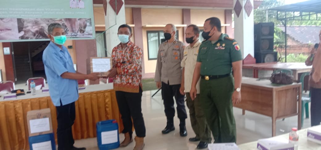 Masifkan Pencegahan PMK, Koramil Dawarblandong & Distan Kabupaten Mojokerto Salurkan Bantuan