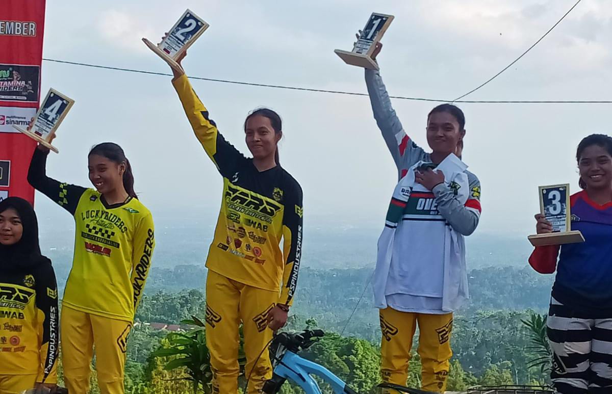 Murid MA Khomsani Nur Klanting Raih Prestasi Membanggakan Pada Kejuaraan Jatim Downhill Series 2022