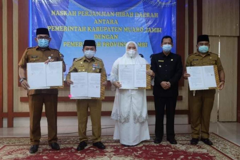 Bupati Muaro Jambi Lakukan Penandatanganan Hibah NPHD Antara Muarojambi Dan Pemprov