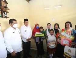 Wabup Subandi Jenguk dan Berikan Bantuan Untuk Balita Tanpa Anus dan Pengidap Down Syndrome