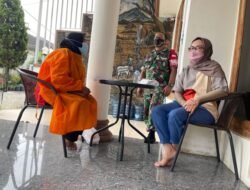 Babinsa Kenanten Koramil Puri Dampingi Nakes Lakukan Tracing 24 Warga