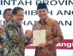Wabup Subandi Menerima 63 Sertifikat Aset Pemda dan Menyerahkan Hibah Anggaran Pola Trijuang guna mensukseskan Program PTSL Di Kabupaten Sidoarjo