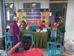 Babinsa Koramil Kemlagi Dampingi Layanan Vaksinasi Booster