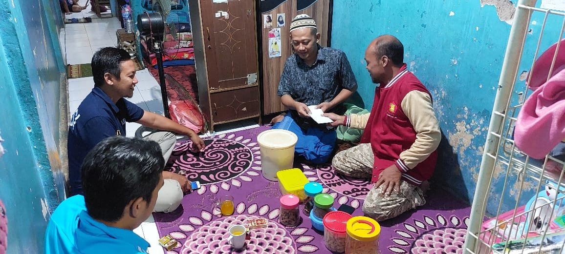 Perwakilan Partai Gerindra Kota Mojokerto Jenguk Kadernya yang Sakit dan Berikan Tali Asih