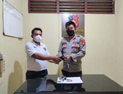 Kakam Segala Mider Serahkan Dua Pucuk Senpi Rakitan ke Polsek Padang Ratu dalam Ops Sikat Krakatau 2022