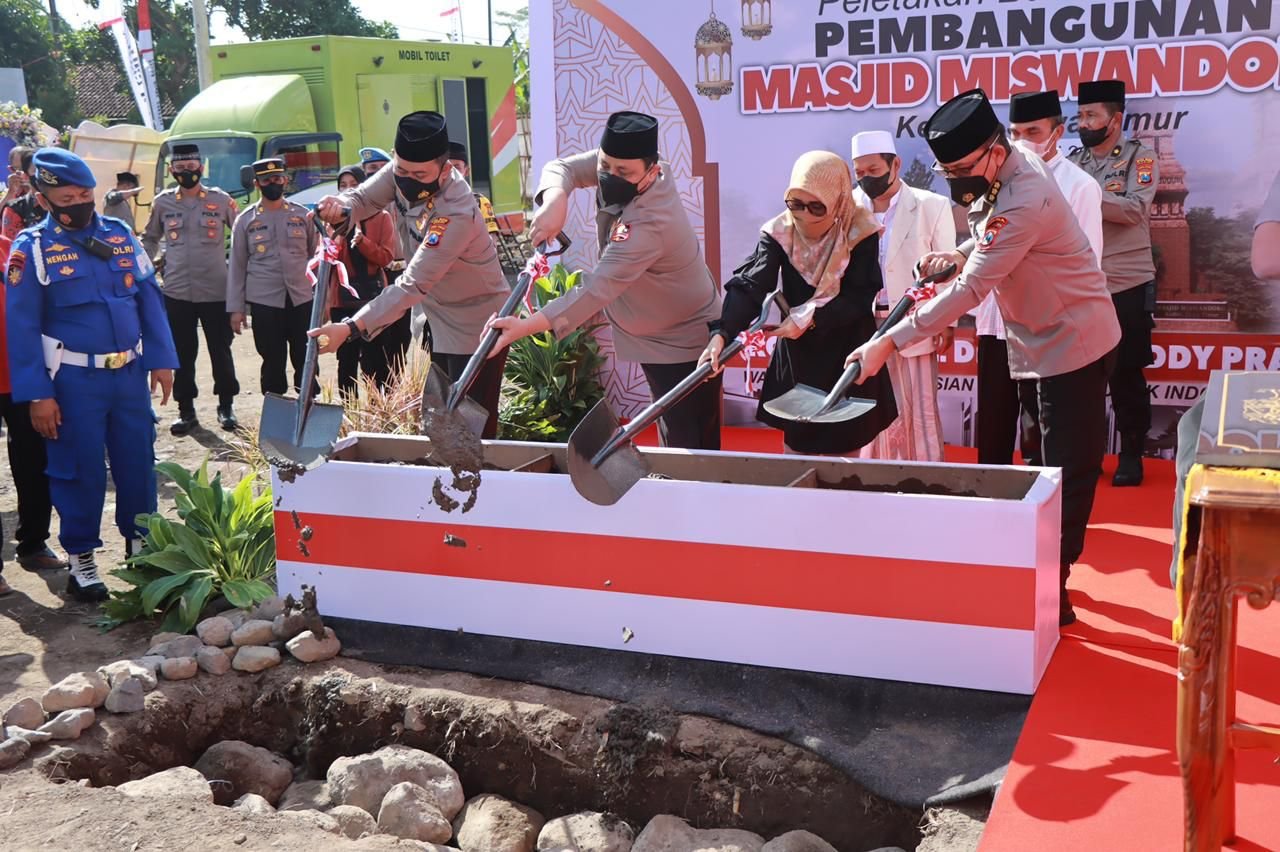 Waka Polri Letakkan Batu Pertama Pembangunan Masjid di Kediri