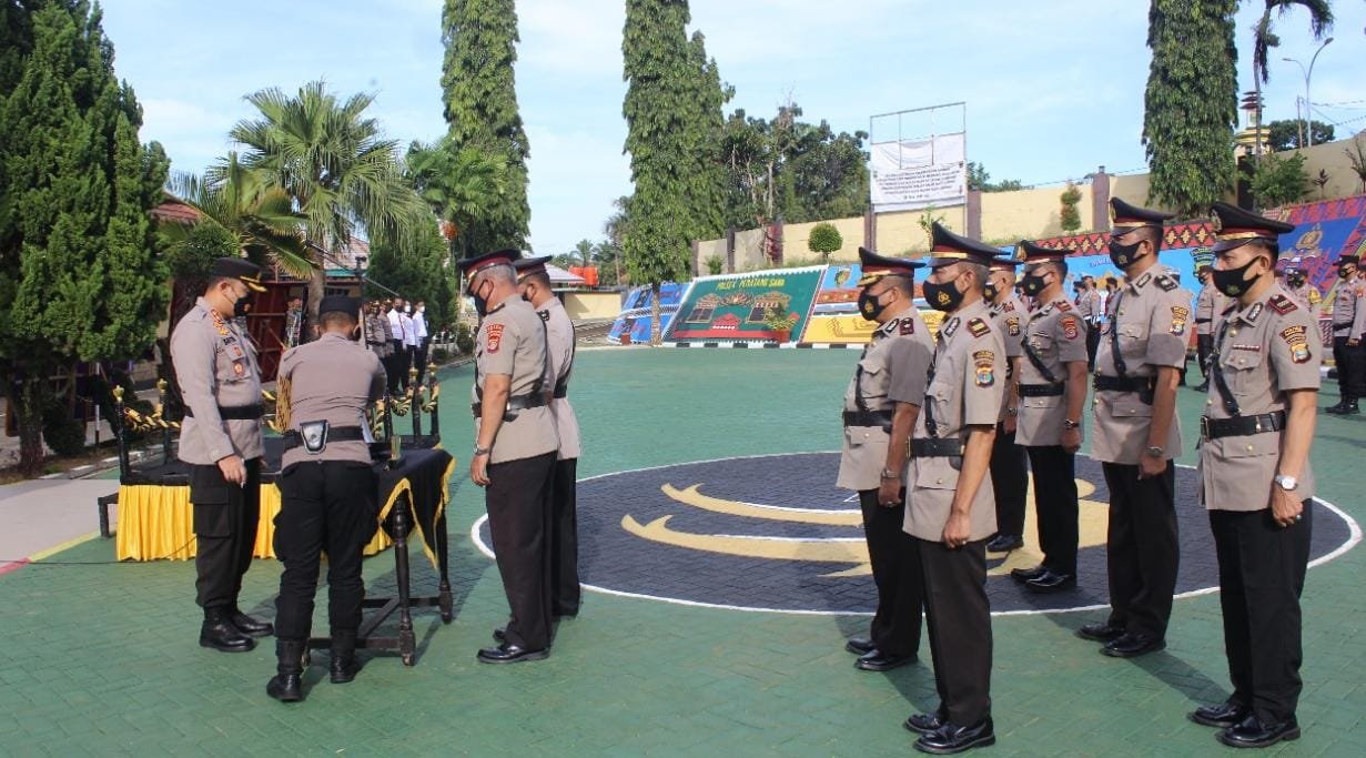 Dua Kabag, Satu Kasat, dan Kapolsek Polres Tanggamus Diserahterimakan