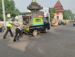 Dorong Mobil Mogok, Upaya Polsek Prajurit Kulon Cegah Kemacetan