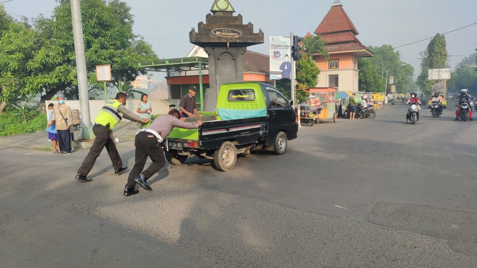 Dorong Mobil Mogok, Upaya Polsek Prajurit Kulon Cegah Kemacetan