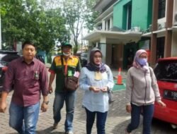 Dua Kasir Di Sebuah Perusahaan Datangi Dinas Tenaga Kerja