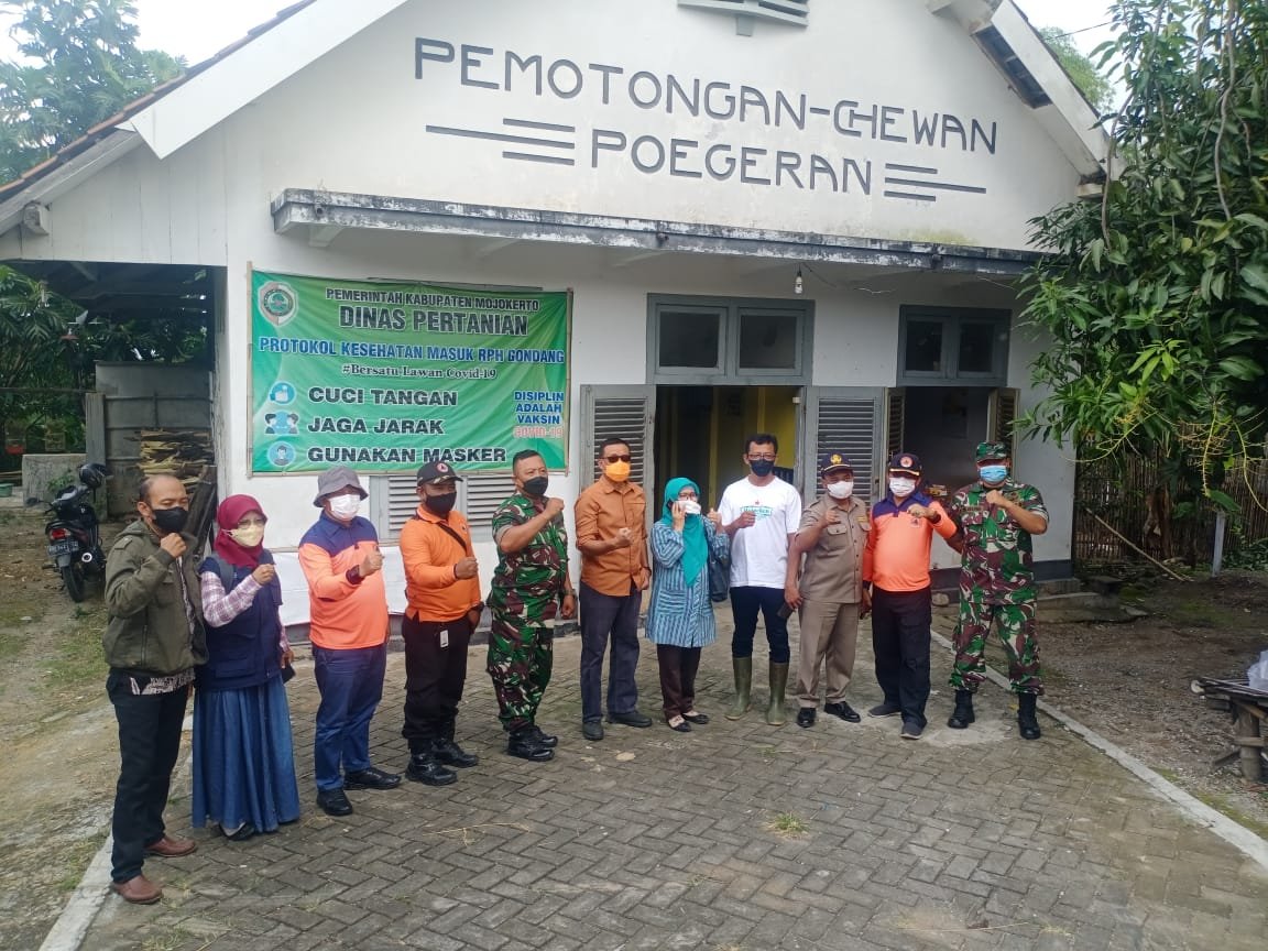 Koramil Gondang Dampingi BPBD Provinsi Semprot Pasar Hewan