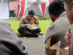 Kapolresta Mojokerto Makan Nasi Bungkus Bersama Anggota Dalmas