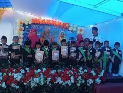 Pelepasan 26 Siswa Peserta Didik Paud dan TK Aysia Desa Tomori Oleh Istri Bupati Halsel