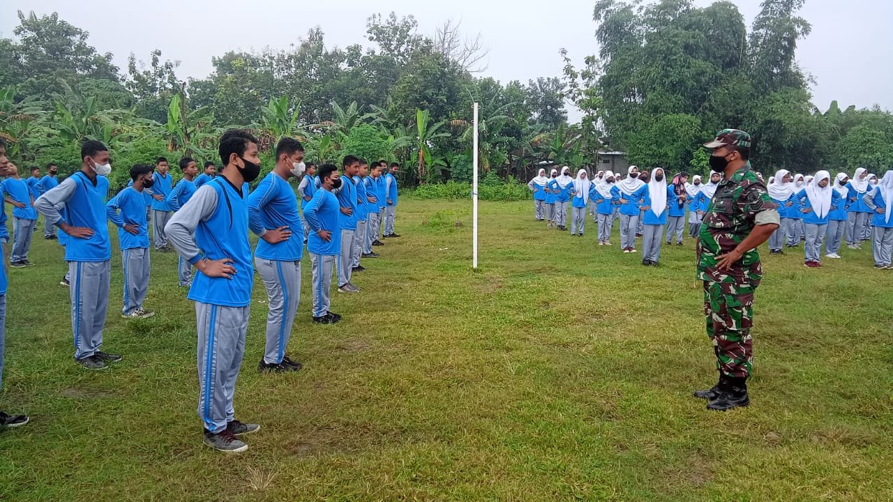 Babinsa Beratkulon Bina Mental Siswa SMPI Ronas Kemlagi