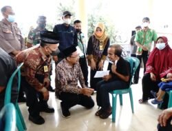 Bupati Sidoarjo Menyerahkan Bantuan Biaya Hidup Kepada 21 warga Klantingsari Tarik