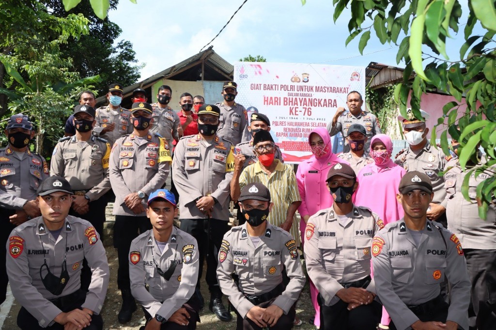 Dalam Rangka Hari Bhayangkara Ke-76, Polres Hal-Sel Berikan Bantuan Renovasi Rumah Warga Desa Tomori