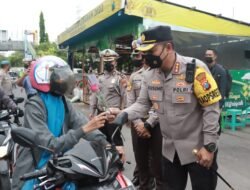 Operasi Patuh Semeru: Tertib Berlalulintas Dapat Bunga dan Coklat
