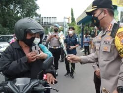 Operasi Patuh Semeru: Tertib Berlalulintas Dapat Bunga dan Coklat