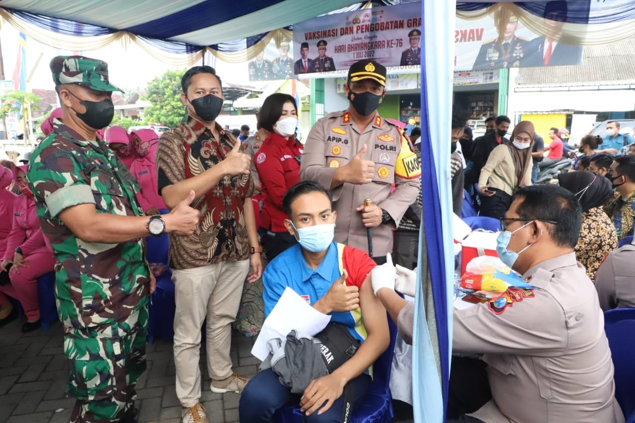 Sambut Hari Bhayangkara Ke-76, Polres Mojokerto Gelar Bakti Kesehatan Vaksinasi Dan Pengobatan Gratis
