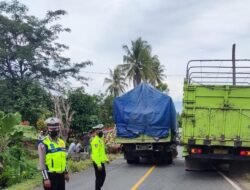 Sat Lantas Polres Tanggamus Evakuasi Korban dan Olah TKP Tabrakan Dua Truck di Jalinbar Kotaagung Timur