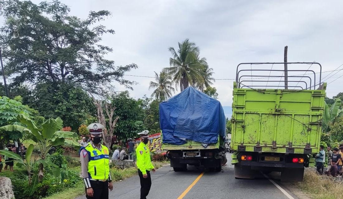 Sat Lantas Polres Tanggamus Evakuasi Korban dan Olah TKP Tabrakan Dua Truck di Jalinbar Kotaagung Timur