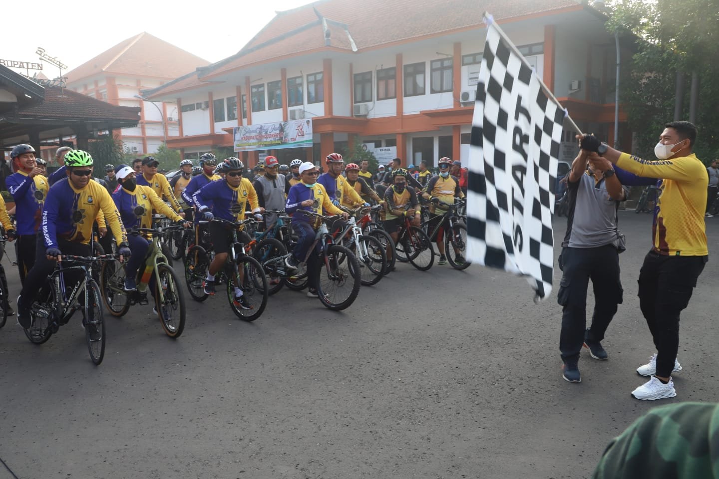 Semarak Hari Bhayangkara Ke 76, Kapolres Mojokerto Bersama Forkopimda Ikuti Fun Bike Polri