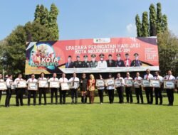 Ning Ita Beri Penghargaan Kapolresta Mojokerto dan Personel Polresta Mojokerto