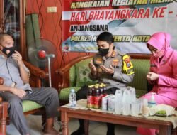 Sambut Hari Bhayangkara Ke-76, Kapolresta Mojokerto Anjangsana Kepada Anggota Yang Sakit