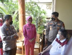 Kunjungi Anggotanya Yang Sakit, Kapolda Lampung: Saya Respek Dan Hormat