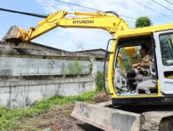 Naik Eskavator Gus Muhdlor Bongkar 40 Bidang Rumah dan Bangunan, Target FR Segmen 2 Tuntas 30 Persen Tembus Lingkar Timur
