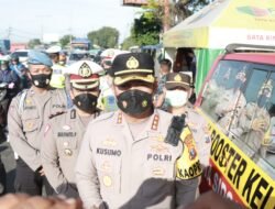 Peduli Keselamatan Pengendara, Polisi Sidoarjo Razia Vaksinasi dan Bagikan Helm