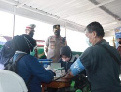Peduli Keselamatan Pengendara, Polisi Sidoarjo Razia Vaksinasi dan Bagikan Helm